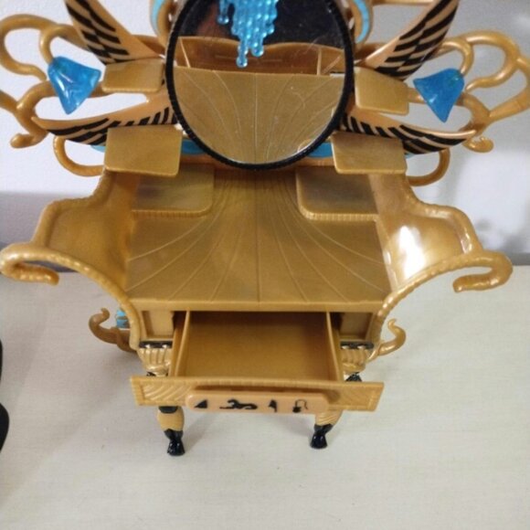 Monster High Cleo de Nile dressing table and hot tub - Picture 6 of 6